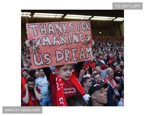 巴萨小球迷场边举牌:未来为你而来