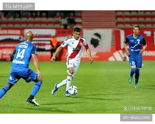 半场:巴列卡诺1-0奥萨苏纳,主队通过定位球打破僵局 半场:巴列卡诺1-0奥萨苏纳,主队通过定位球打破僵局